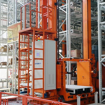 為倉(cāng)庫(kù)選擇叉車(chē)還是堆垛機(jī)？各自?xún)?yōu)缺點(diǎn)